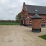 wassergebundene wegedecke vor historischen Gebäuden